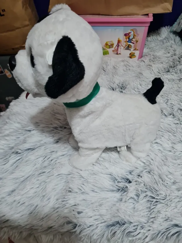 Perro de juguete que ladra y lame