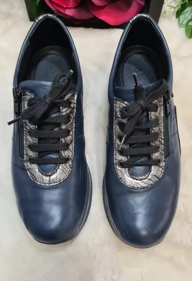 Zapatos casuales Calzafarma azul y plata