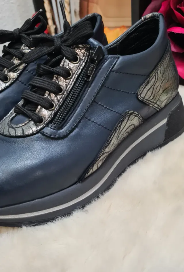 Zapatos casuales Calzafarma azul y plata