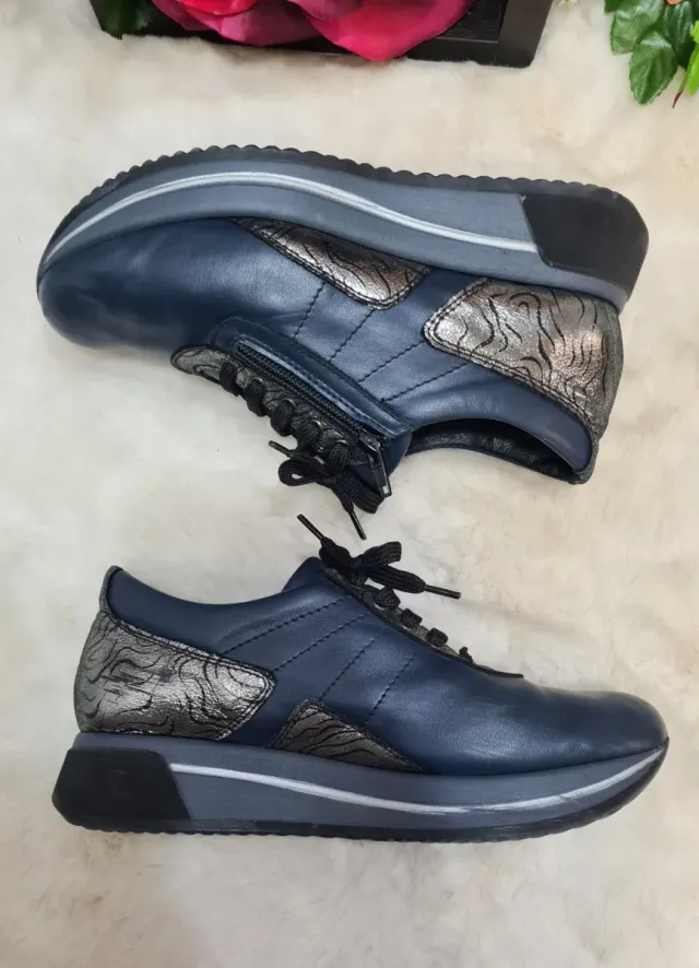 Zapatos casuales Calzafarma azul y plata