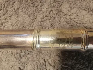 Flauta travesera plateada en estuche