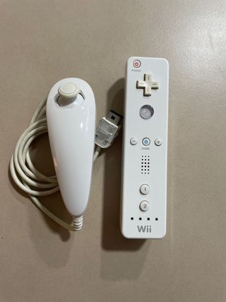Mando Wii más Nunchuk originales de Nintendo.
