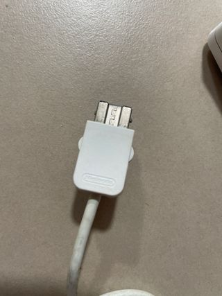 Mando Wii más Nunchuk originales de Nintendo.