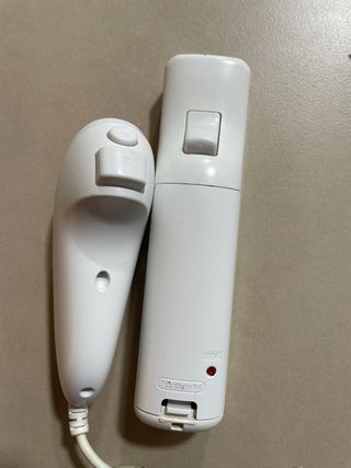 Mando Wii más Nunchuk originales de Nintendo.