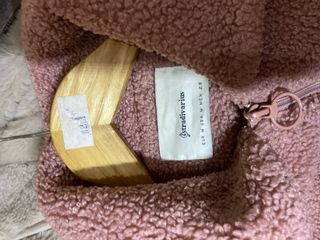 Abrigo borrego Stradivarius rosa Talla M