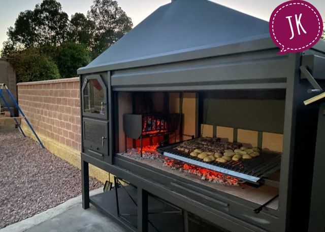 Barbacoas con horno e griglie metalliche