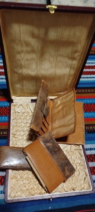 Cartera y pitillera piel serpiente con caja