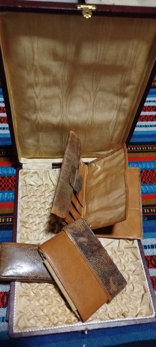 Cartera y pitillera piel serpiente con caja