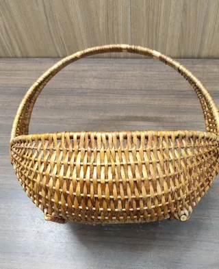 Cesta de mimbre ovalada con asa