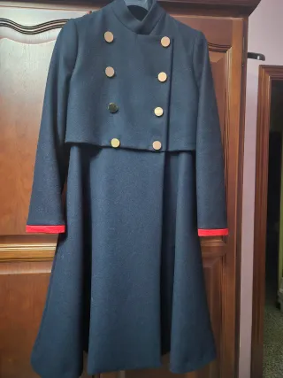 Abrigo El Ganso Negro con Detalles Rojos.