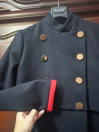 Abrigo El Ganso Negro con Detalles Rojos.