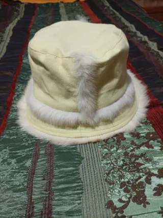 Cappello con pelliccia lapin bianca