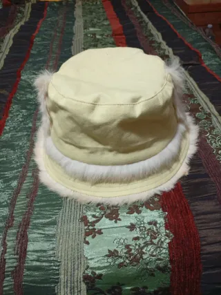 Cappello con pelliccia lapin bianca