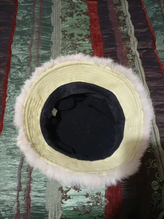 Cappello con pelliccia lapin bianca