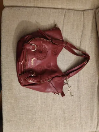 Bolso Desigual granate con dos bolsillos