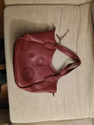 Bolso Desigual granate con dos bolsillos