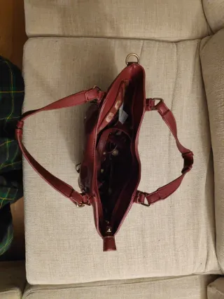 Bolso Desigual granate con dos bolsillos