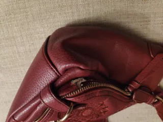 Bolso Desigual granate con dos bolsillos