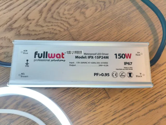 Tira NEOLED con fuente de alimentación.