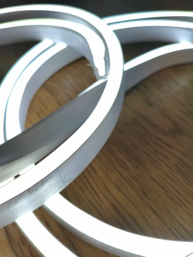 Tira NEOLED con fuente de alimentación.