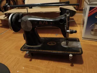 Máquina de coser antigua Alfa