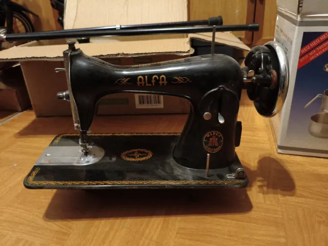 Máquina de coser antigua Alfa