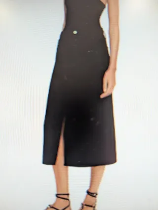 Falda negra midi con abertura