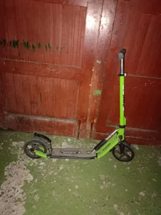 Patinete verde 2 ruedas poco uso