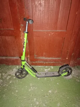 Patinete verde 2 ruedas poco uso