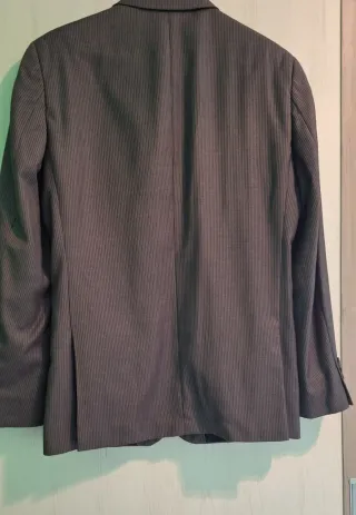 Americana gris con rayas finas