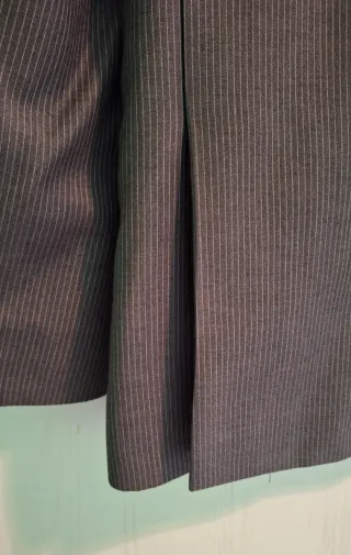 Americana gris con rayas finas