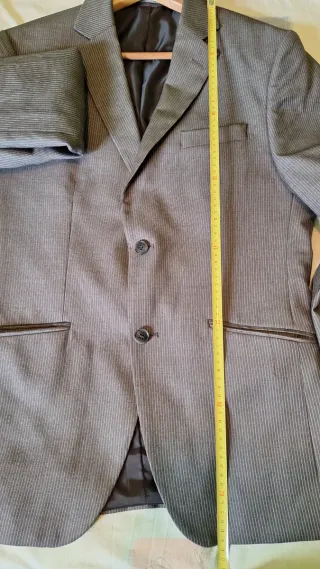 Americana gris con rayas finas