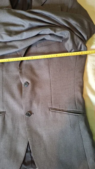 Americana gris con rayas finas