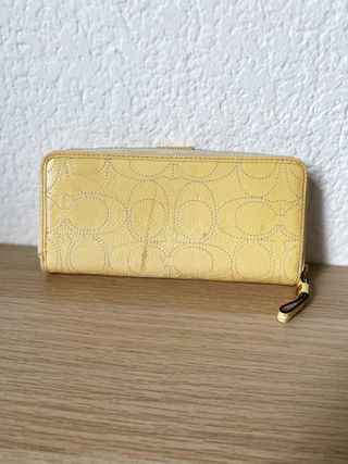 Billetera Coach Piel Bordada Amarilla
