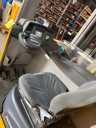 Carretilla retráctil Jungheinrich ETV 214