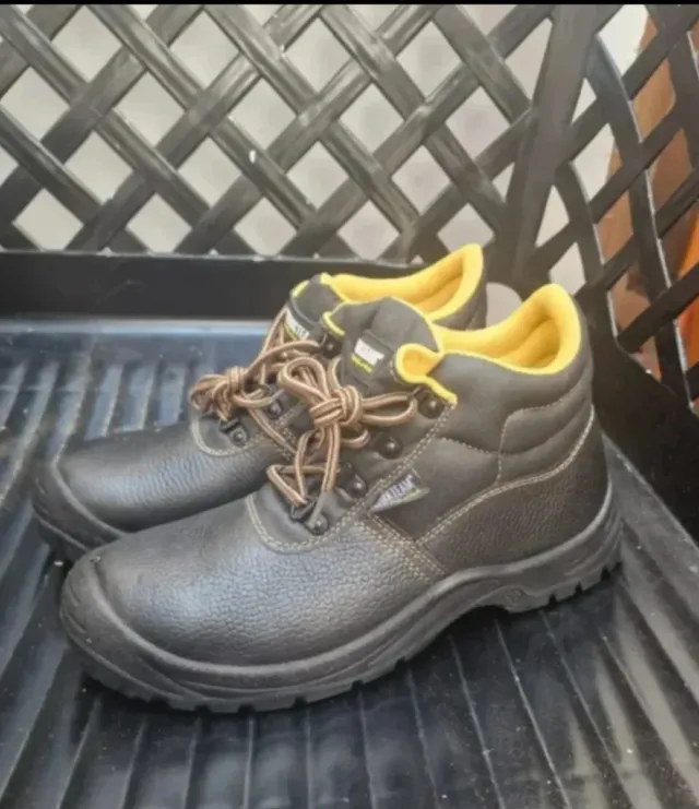 Zapatos de trabajo negras talla 40