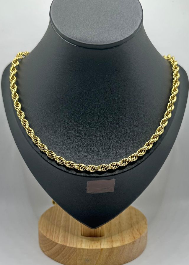 Cadena Salomónica de oro de 18k, 23.89 g, 68 cm.