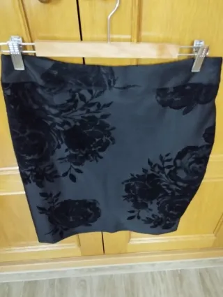 Falda recta negra con estampado floral