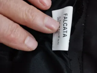 Falda recta negra con estampado floral