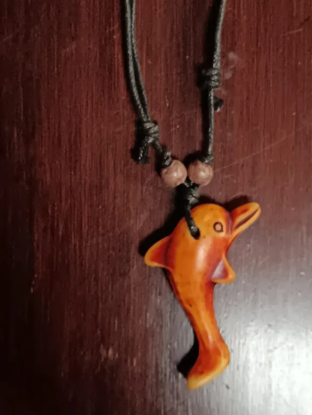 Collana con ciondolo a forma di delfino