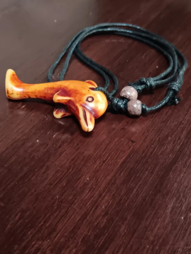 Collana con ciondolo a forma di delfino