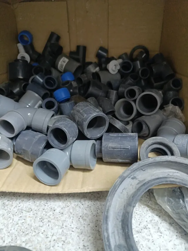 Codos y tubos de fontanería PVC