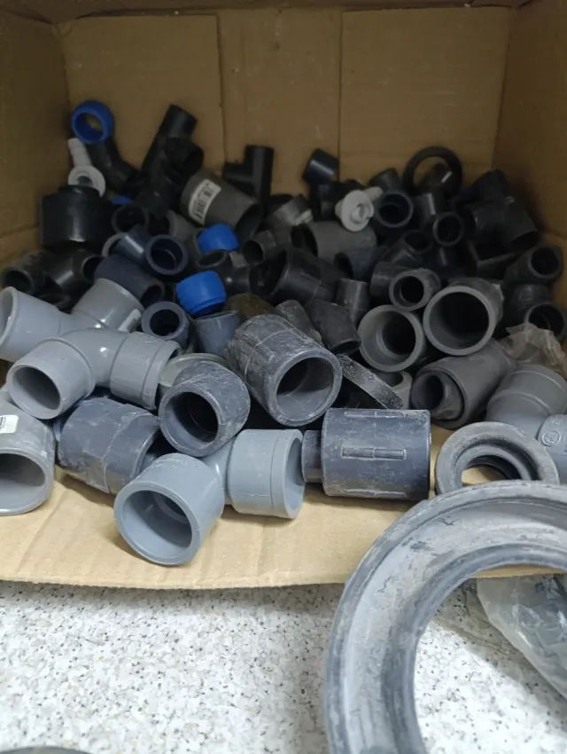 Codos y tubos de fontanería PVC