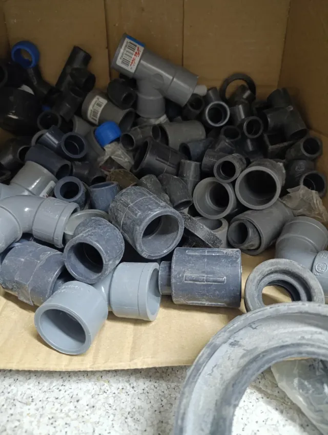 Codos y tubos de fontanería PVC