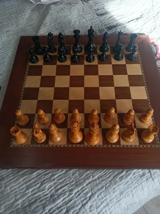 Tablero de ajedrez de madera hecho a mano