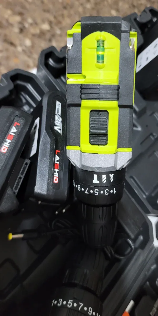 TALADRO NUEVO CON 2 BATERIAS,PIEZAS Y MALEIN