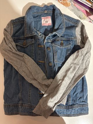 chaqueta vaquera con mangas de sudadera.