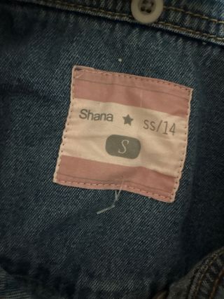 chaqueta vaquera con mangas de sudadera.