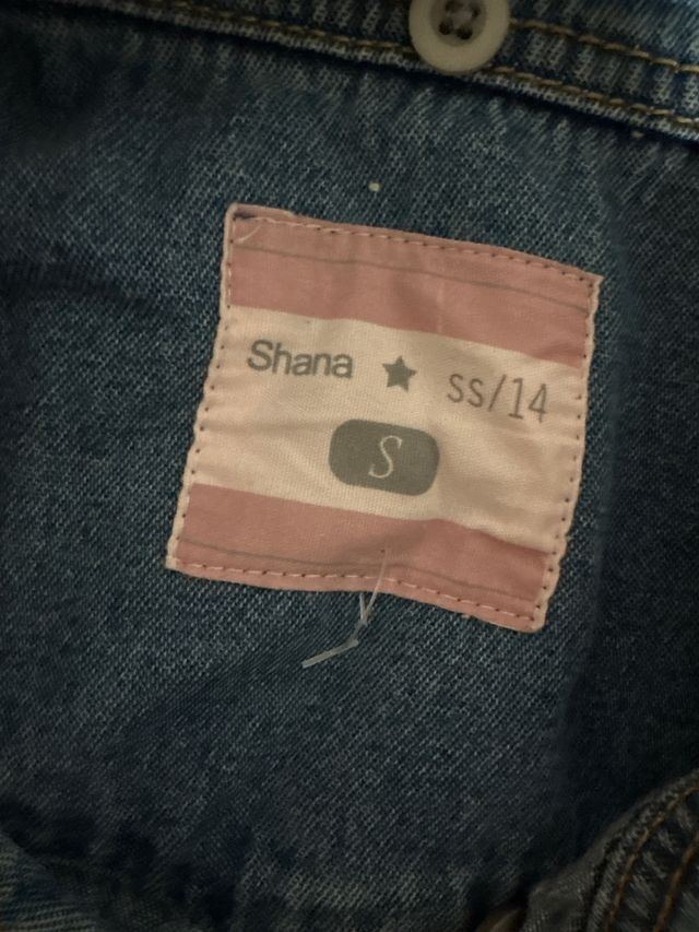 chaqueta vaquera con mangas de sudadera.