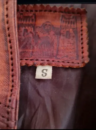 Cazadora de cuero marrón.